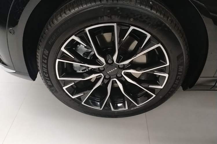 Used Zeekr 7X 2026 103kWh Rear-Drive MAX Edition Left Front Wheel Hub