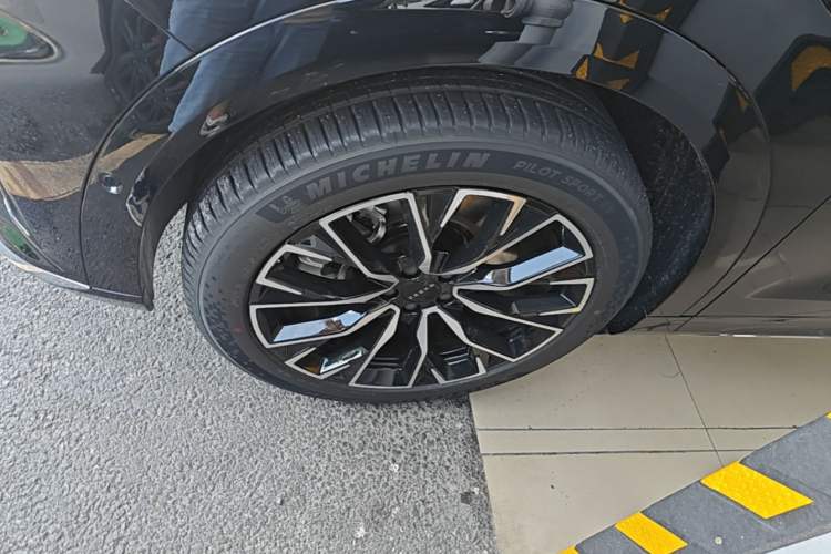 Used Zeekr 7X 2026 75kWh Rear-Drive MAX Edition Left Front Wheel Hub