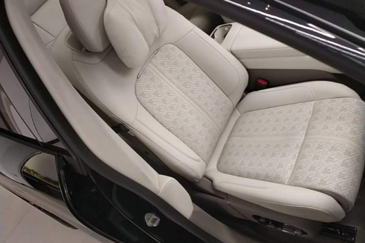Used Zeekr 7X 2026 103kWh Rear-Drive MAX Edition Right Front Seat
