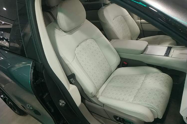 Used Zeekr 7X 2026 103kWh Rear-Drive MAX Edition Right Front Seat