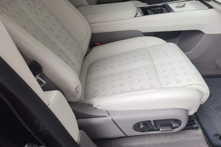 Used Zeekr 7X 2026 75kWh Rear-Drive MAX Edition Right Front Seat