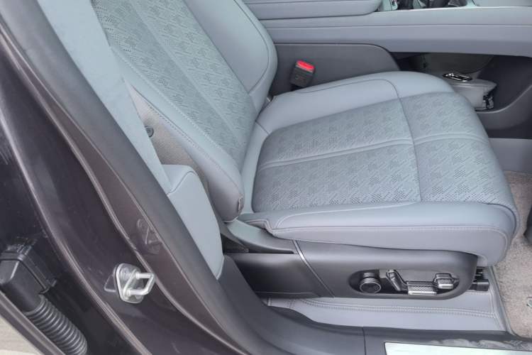 Used Zeekr 7X 2026 75kWh Rear-Drive MAX Edition Right Front Seat