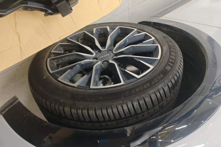 Used Zeekr 7X 2026 103kWh Rear-Drive MAX Edition Right Front Wheel Hub