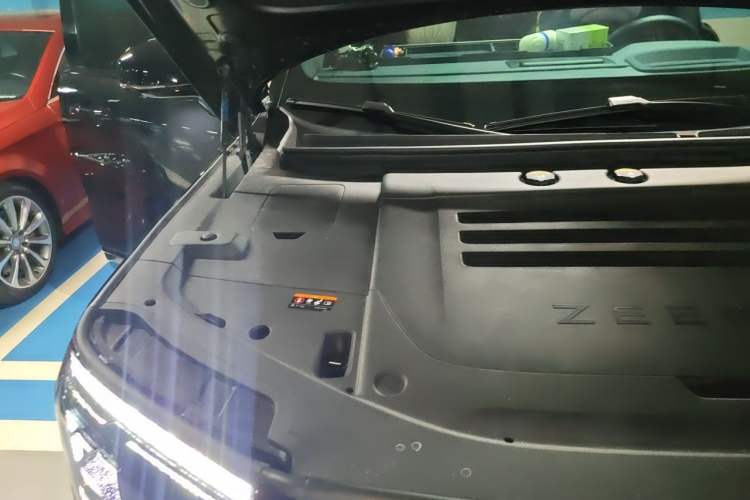 Used Zeekr 9X 2025 Moon Black Edition 70kWh Engine Bay Right