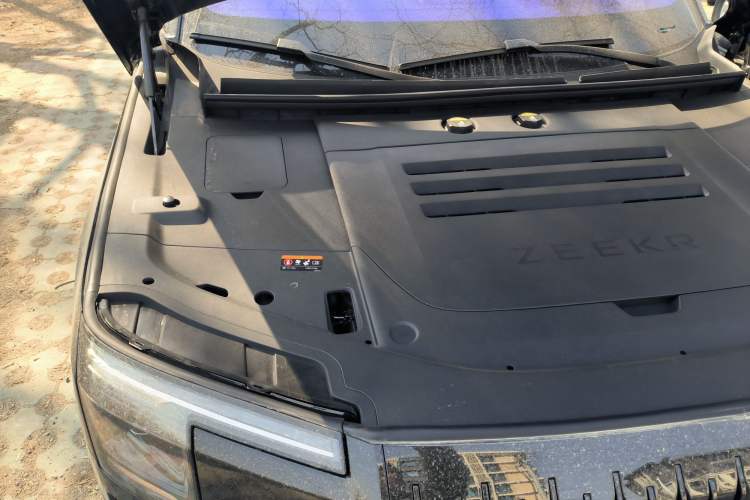 Used Zeekr 9X 2025 Moon Black Edition 70kWh Engine Bay Right