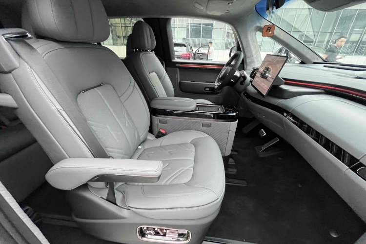 Used Zeekr MIX 2025 Long-Range Intelligent Driving Edition Interior 14