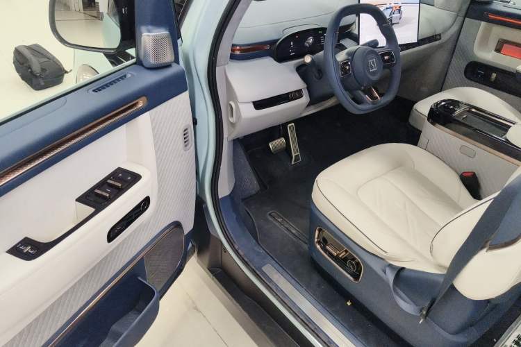 Used Zeekr MIX 2025 Long-Range Intelligent Driving Edition Interior 3