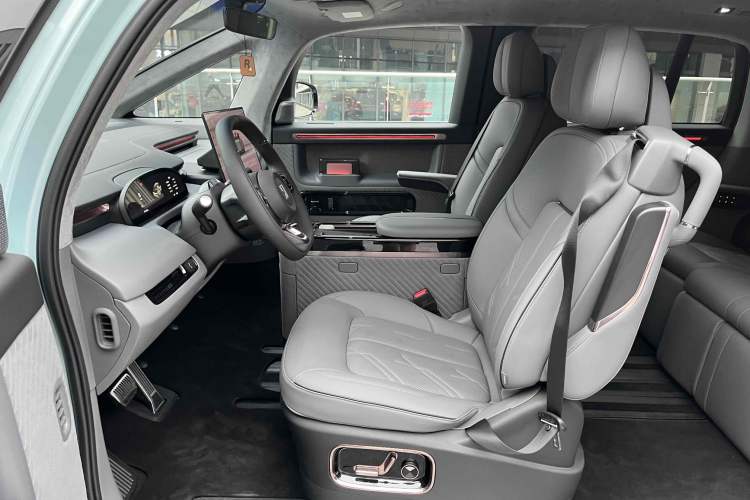 Used Zeekr MIX 2025 Long-Range Intelligent Driving Edition Interior 4