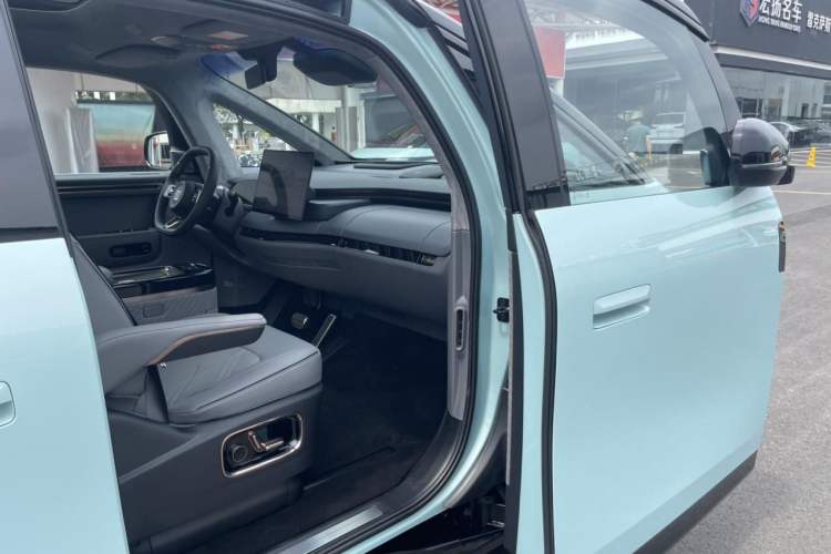 Used Zeekr MIX 2025 Long-Range Intelligent Driving Edition Interior 7
