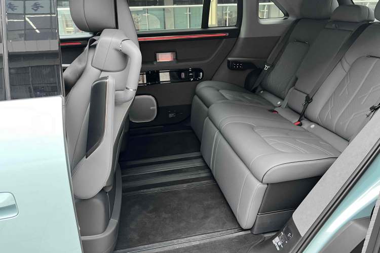 Used Zeekr MIX 2025 Long-Range Intelligent Driving Edition Interior 9