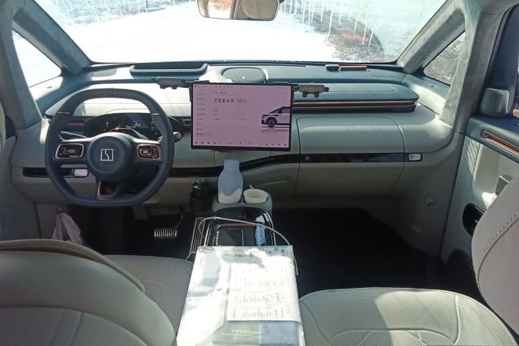 Used Zeekr MIX 2025 Intelligent Driving Version Center Console