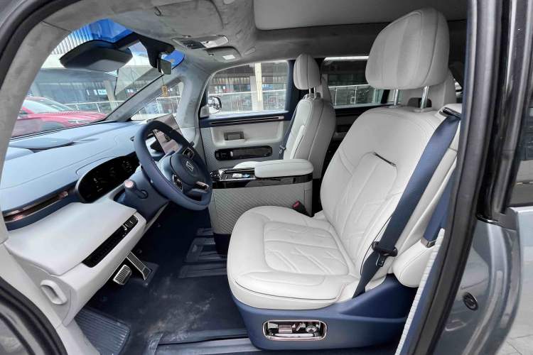 Used Zeekr MIX 2025 Long-Range Intelligent Driving Edition Interior 1