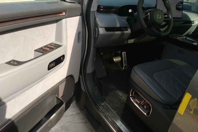 Used Zeekr MIX 2025 Long-Range Intelligent Driving Edition Interior 3