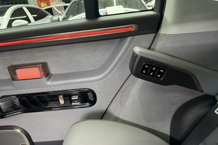 Used Zeekr MIX 2025 Long-Range Intelligent Driving Edition Interior 5