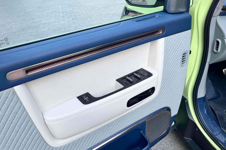 Used Zeekr MIX 2025 Long-Range Intelligent Driving Edition Interior 1