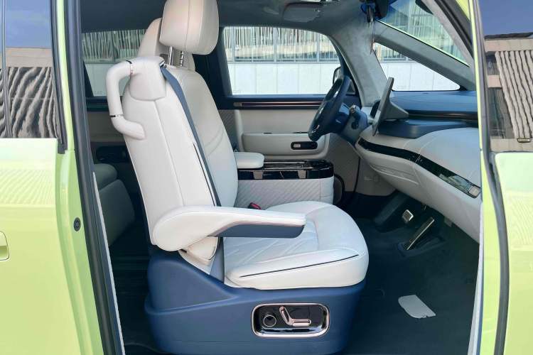 Used Zeekr MIX 2025 Long-Range Intelligent Driving Edition Interior 11