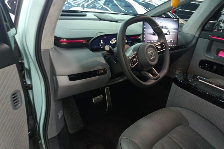 Used Zeekr MIX 2025 Long-Range Intelligent Driving Edition Interior 2