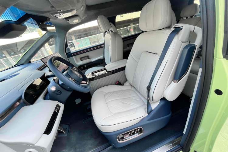Used Zeekr MIX 2025 Long-Range Intelligent Driving Edition Interior 2