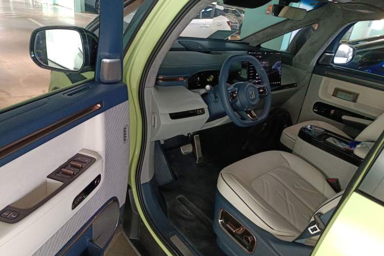 Used Zeekr MIX 2025 Long-Range Intelligent Driving Edition Interior 3