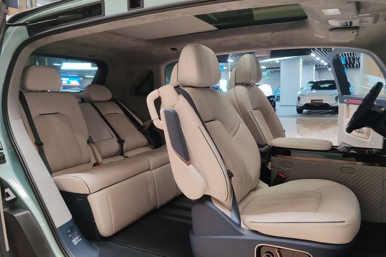 Used Zeekr MIX 2025 Long-Range Intelligent Driving Edition Interior 4
