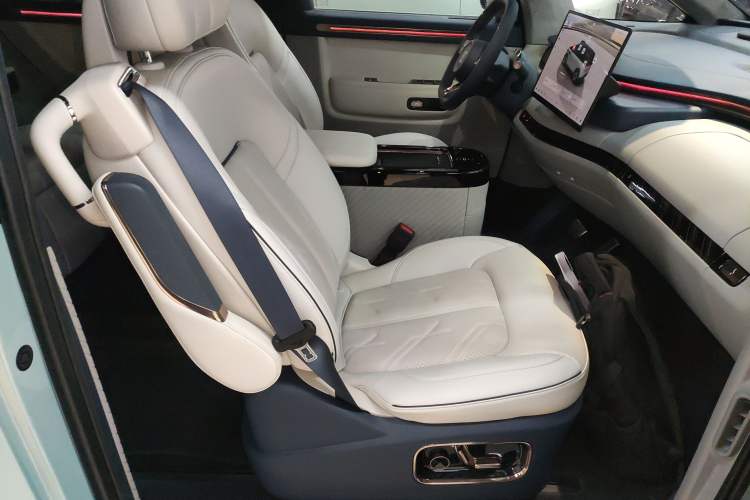 Used Zeekr MIX 2025 Long-Range Intelligent Driving Edition Right Front Seat