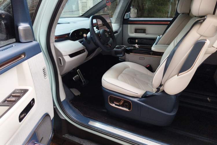 Used Zeekr MIX 2025 Long-Range Intelligent Driving Edition Interior 3