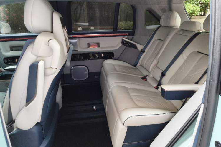 Used Zeekr MIX 2025 Long-Range Intelligent Driving Edition Interior 4