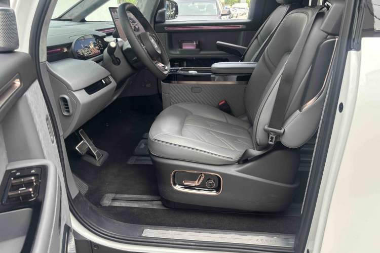 Used Zeekr MIX 2025 Intelligent Driving Version Interior 1