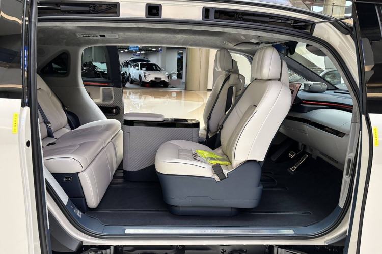 Used Zeekr MIX 2025 Long-Range Intelligent Driving Edition Interior 2