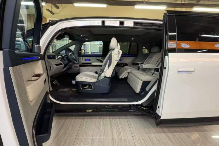 Used Zeekr MIX 2025 Long-Range Intelligent Driving Edition Interior 3