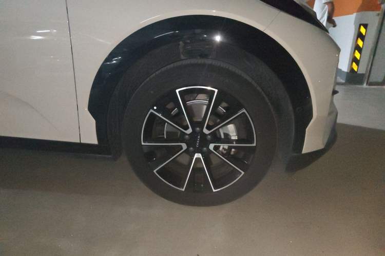Used Zeekr X 2023 Rear-Drive YOU Edition 4 Seats Right Front Wheel Hub