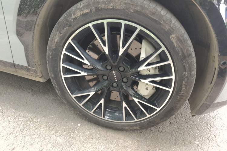 Used Zeekr X 2023 Rear-Drive YOU Edition 4 Seats Right Front Wheel Hub