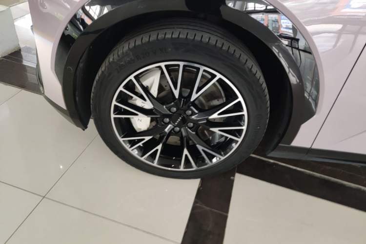 Used Zeekr X 2023 Four-Wheel Drive YOU Edition 4 Seats Left Front Wheel Hub