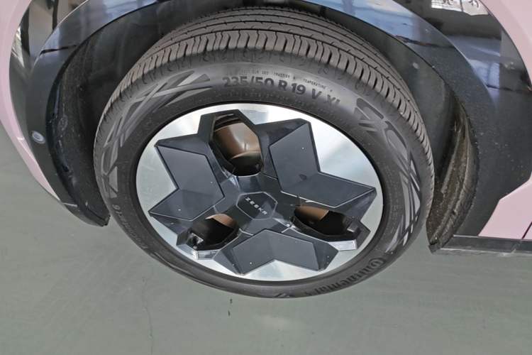 Used Zeekr X 2023 Four-Wheel Drive YOU Edition 4 Seats Left Front Wheel Hub