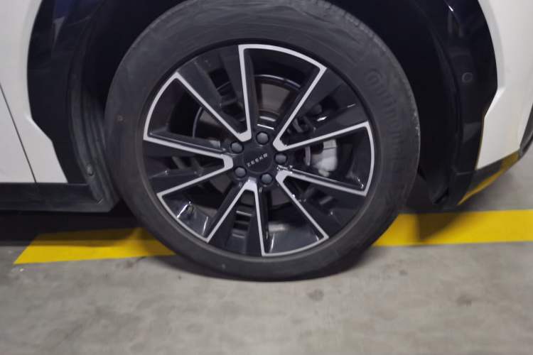 Used Zeekr X 2023 Rear-Drive YOU Edition 4 Seats Right Front Wheel Hub