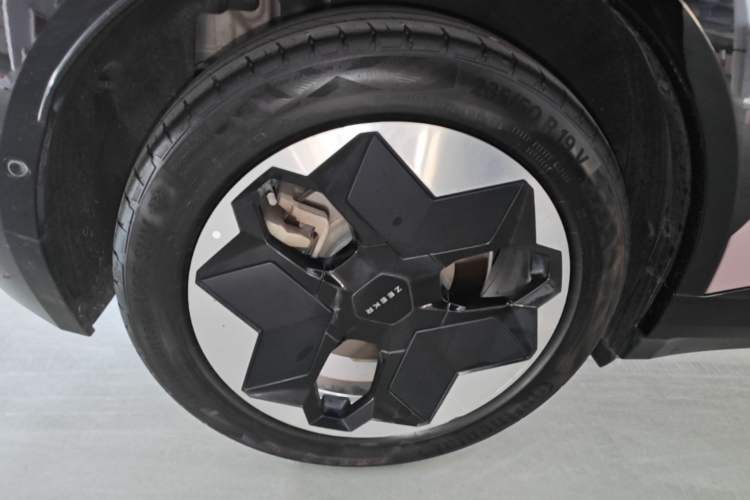 Used Zeekr X 2023 Four-Wheel Drive YOU Edition 4 Seats Right Rear Wheel Hub