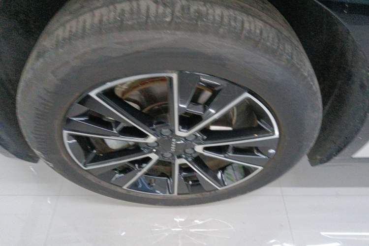 Used Zeekr X 2023 Rear-Drive YOU Edition 4 Seats Left Front Wheel Hub