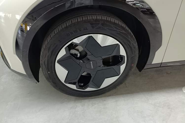 Used Zeekr X 2023 Rear-Drive YOU Edition 4 Seats Left Front Wheel Hub