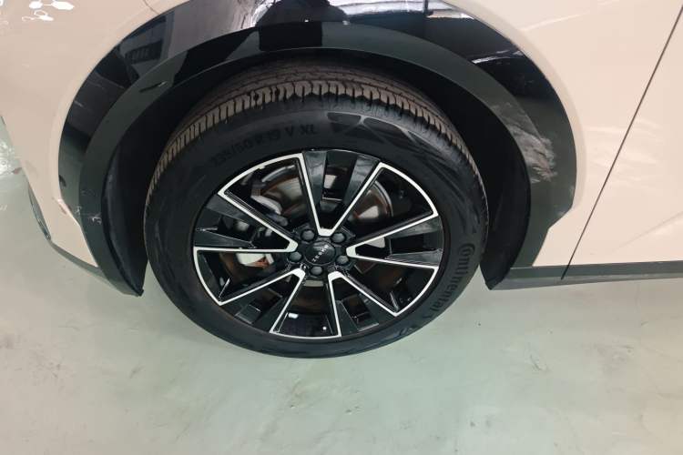 Used Zeekr X 2023 Rear-Drive YOU Edition 4 Seats Left Front Wheel Hub