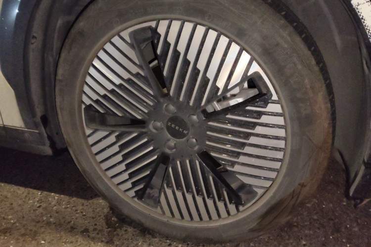 Used Zeekr X 2023 Rear-Drive ME Version 5 Seats Right Front Wheel Hub