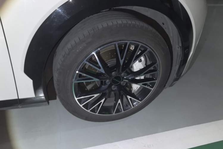 Used Zeekr X 2023 Four-Wheel Drive YOU Edition 4 Seats Right Front Wheel Hub