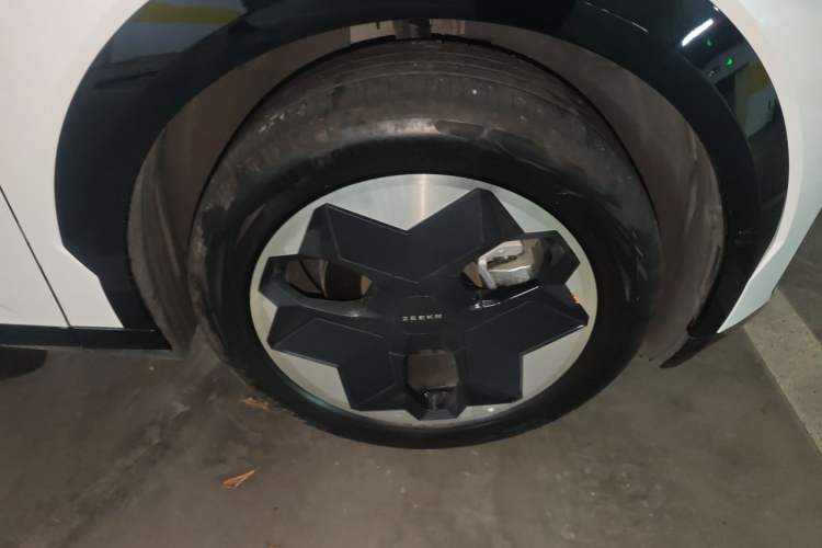 Used Zeekr X 2023 Rear-Drive ME Version 5 Seats Right Front Wheel Hub