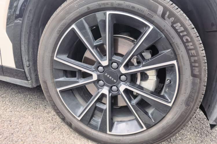 Used Zeekr X 2023 Rear-Drive ME Version 5 Seats Right Front Wheel Hub