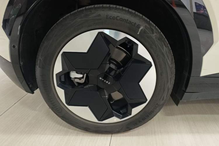 Used Zeekr X 2023 Four-Wheel Drive YOU Edition 4 Seats Right Rear Wheel Hub
