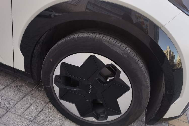 Used Zeekr X 2023 Rear-Drive YOU Edition 4 Seats Right Front Wheel Hub