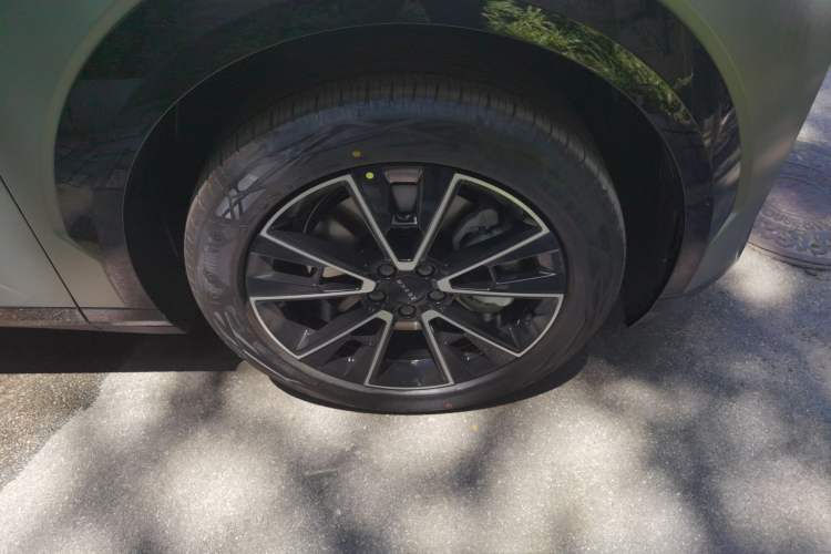 Used Zeekr X 2026 Max Five-Seat Edition Right Front Wheel Hub