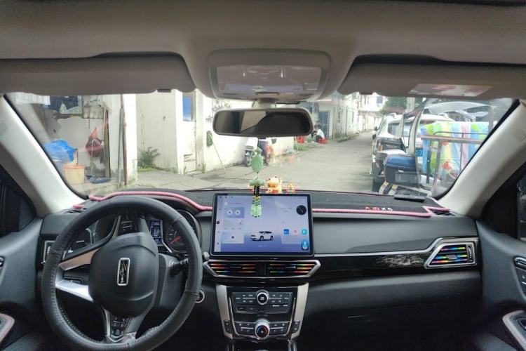 Used Zotye Domy X5 2015 1.5T CVT ZhiXian Model China IV Standard Center Console