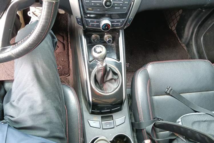 Used Zotye Domy X5 2015 1.5T Manual Luxury Model China V Standard Gear Lever