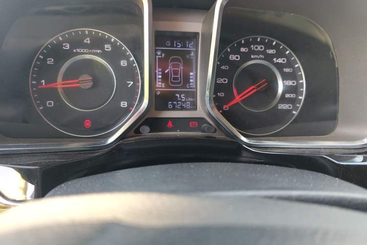 Used Zotye Domy X5 2015 1.5T Manual Luxury Model China V Standard Odometer Close Up