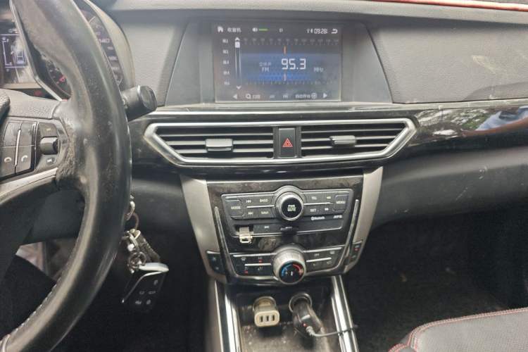 Used Zotye Domy X5 2015 1.5T Manual Luxury Model China V Standard Audio And AC Panel